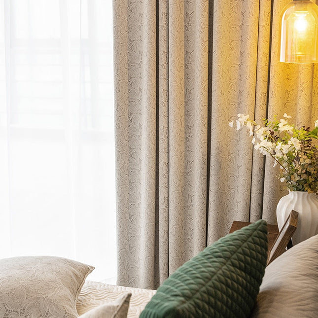 Kermanvalkoinen pimennysverho struktuurikuviolla