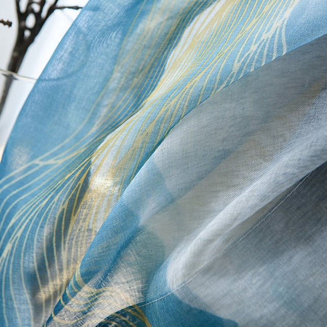 Valoverho ohuella kultaisella kuviolla