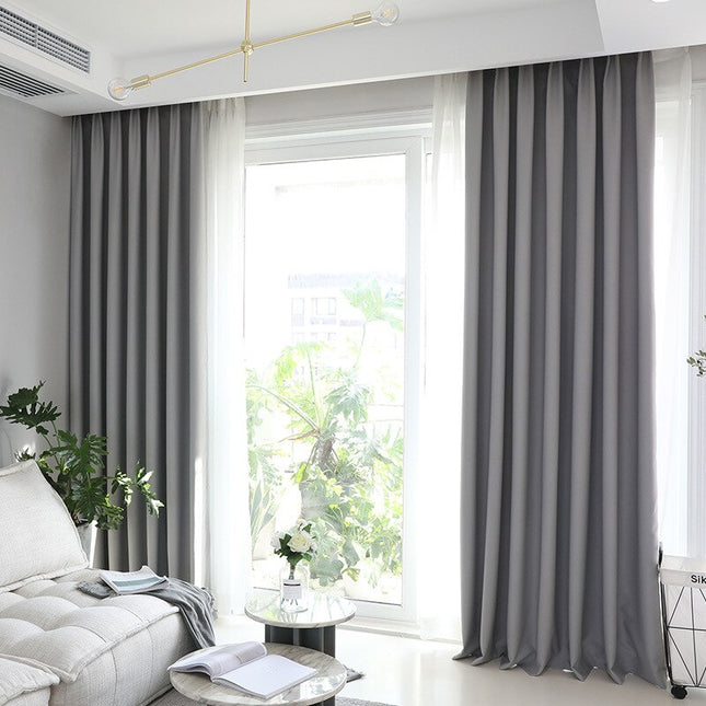 Harmaa yksivärinen pimennysverho olohuoneeseen