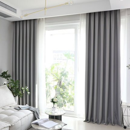 Harmaa yksivärinen pimennysverho olohuoneeseen