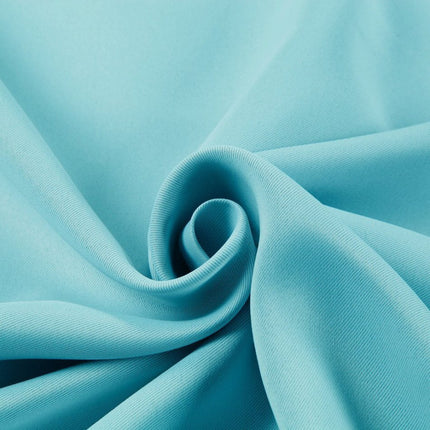 Paksu pimennysverho makuuhuoneen ikkunaan