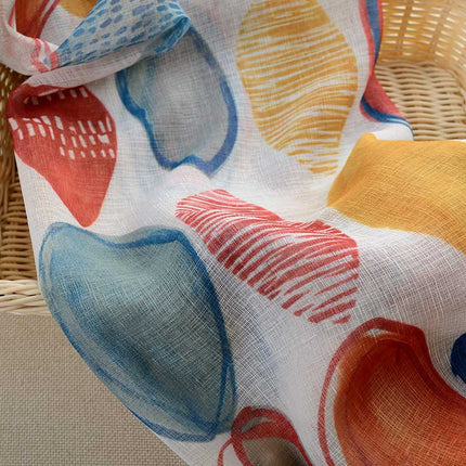 Värikäs abstraktikuvioinen valoverho