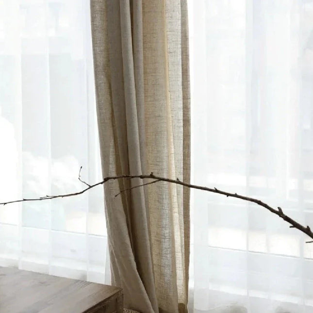 Pellavatyylinen beige valoverho olohuoneeseen