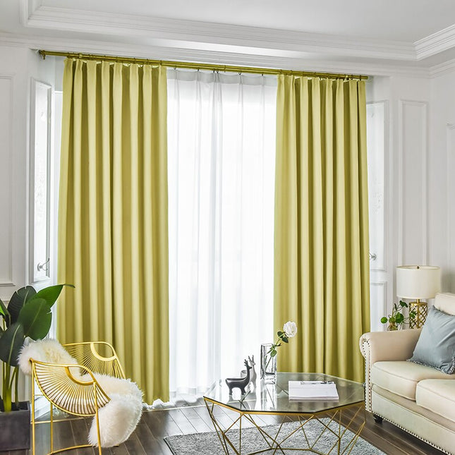 Skandinaavinen keltainen verho olohuoneeseen