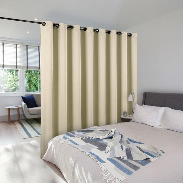 Pimennysverho tilanjakajaksi makuuhuoneeseen