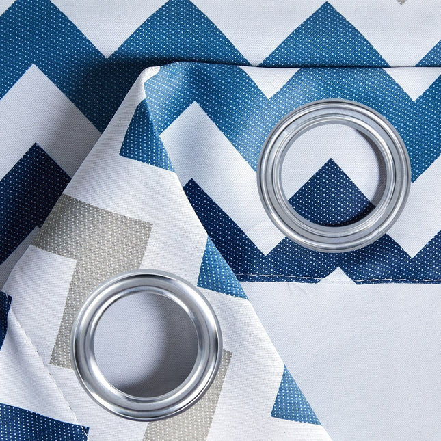 Sininen pimennysverho chevron-kuviolla