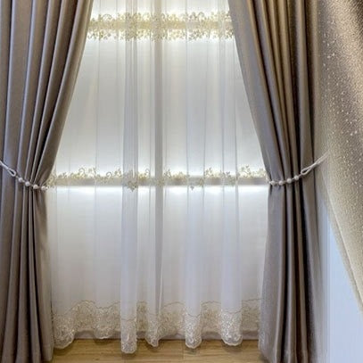 Valkoverho leveällä kultaisella kirjontareunuksella