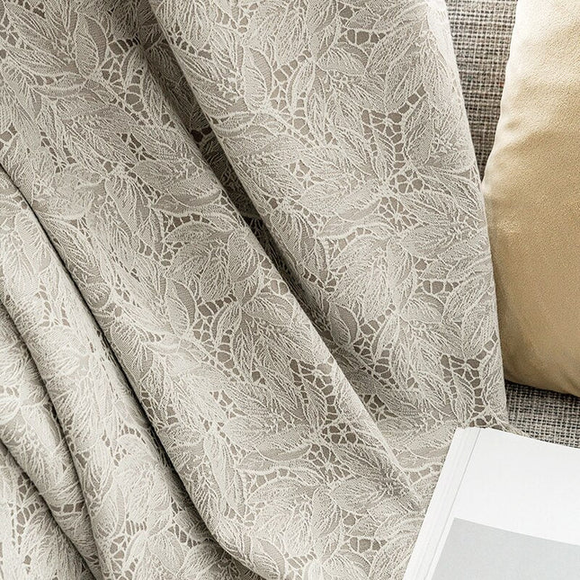 Kermanvalkoinen pimennysverho struktuurikuviolla