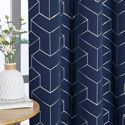 Sininen pimennysverho kultaisella geometrisellä kuviolla