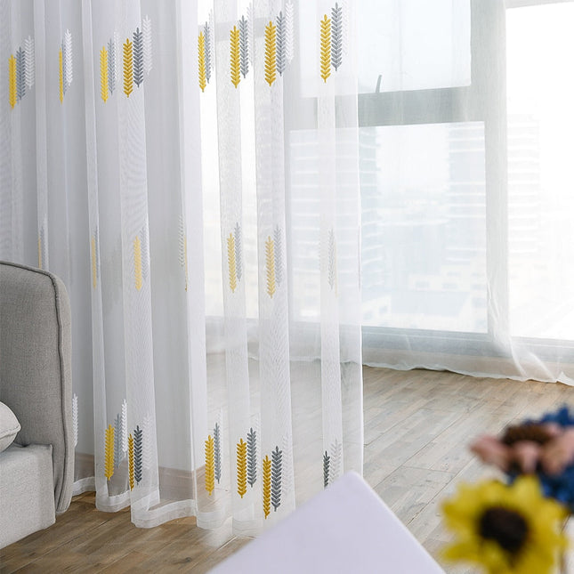 Kirjailtu valoverho geometrisella kuviolla