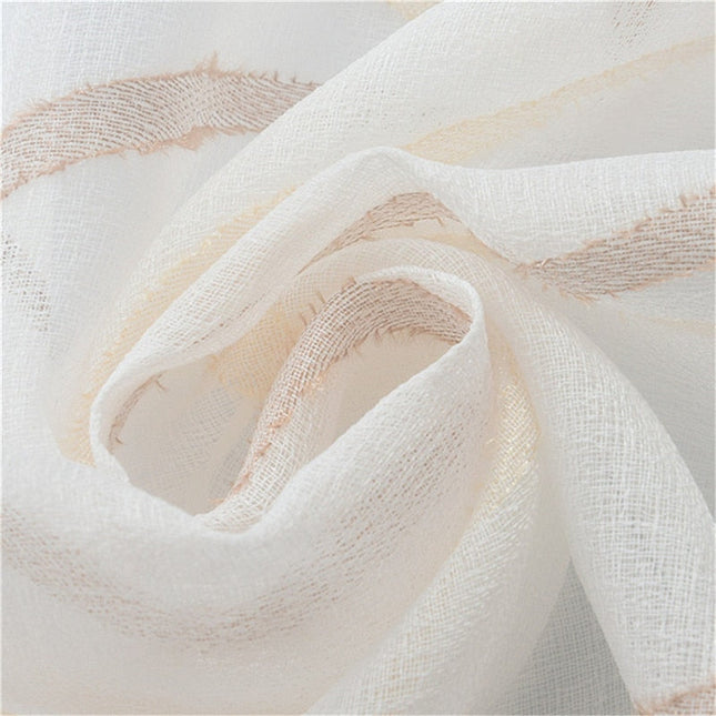 Läpikuultava verho aaltoilevilla pystyraidoilla