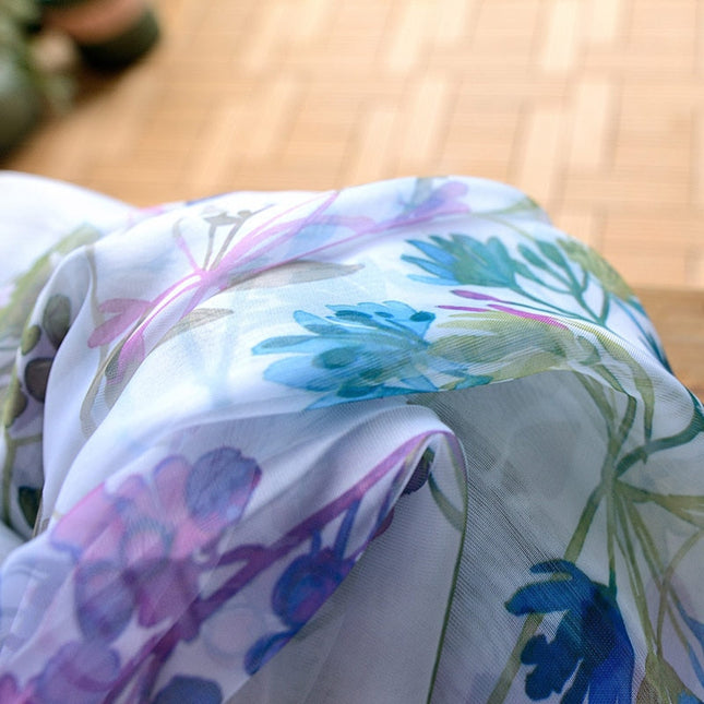 Valoverho kauniilla kukkakuviolla olohuoneeseen