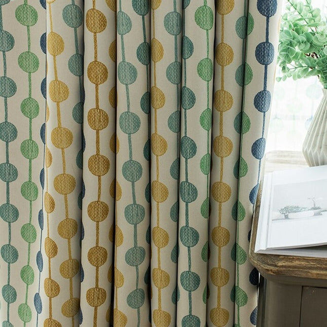 Monivärinen vihreä pilkullinen verho