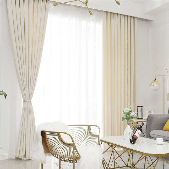 Tyylikäs beige pimennysverho olohuoneeseen