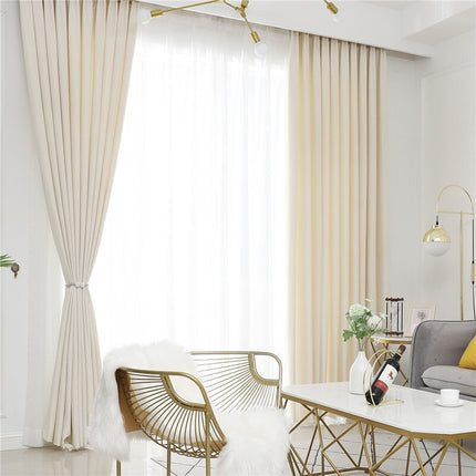 Tyylikäs beige pimennysverho olohuoneeseen