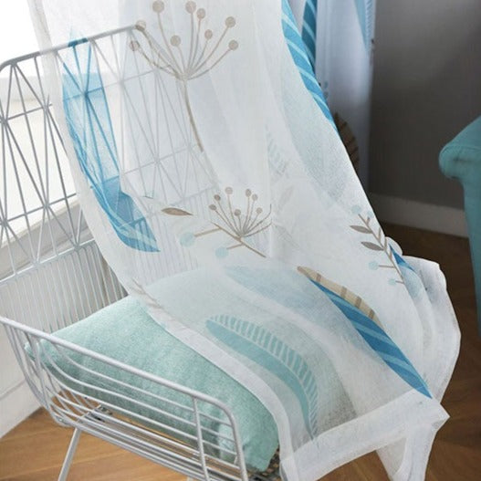 Sininen lehtikuvioinen läpikuultava verho