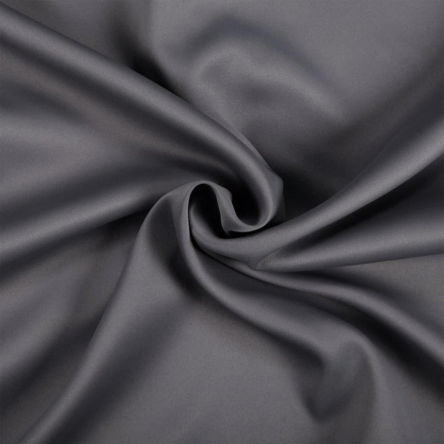 Paksu pimennysverho makuuhuoneen ikkunaan