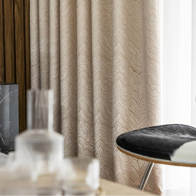 Ruskea pimennysverho aaltokuviolla