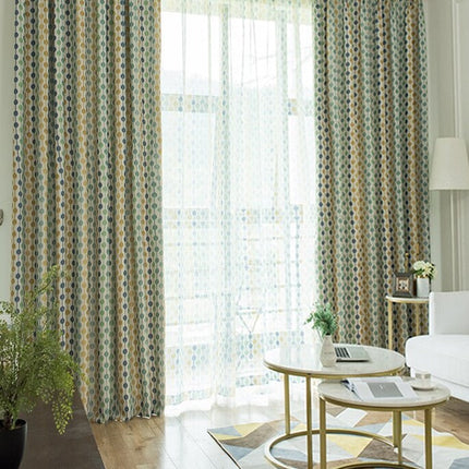 Monivärinen vihreä pilkullinen verho