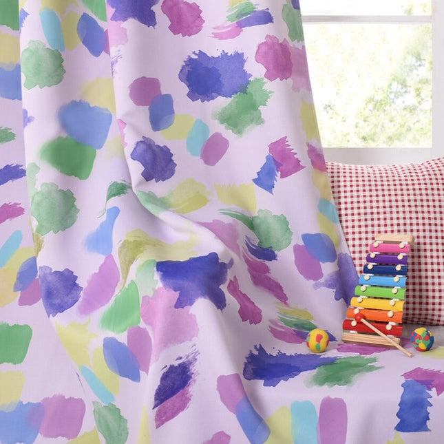 Värikäs lastenhuoneen verho abstraktilla kuviolla