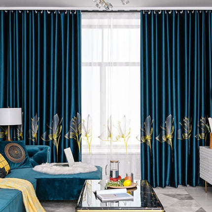 Sininen samettiverho kultaisilla kukkakoristeilla