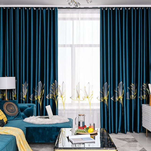 Läpikuultava valoverho kirjaillulla liljalla