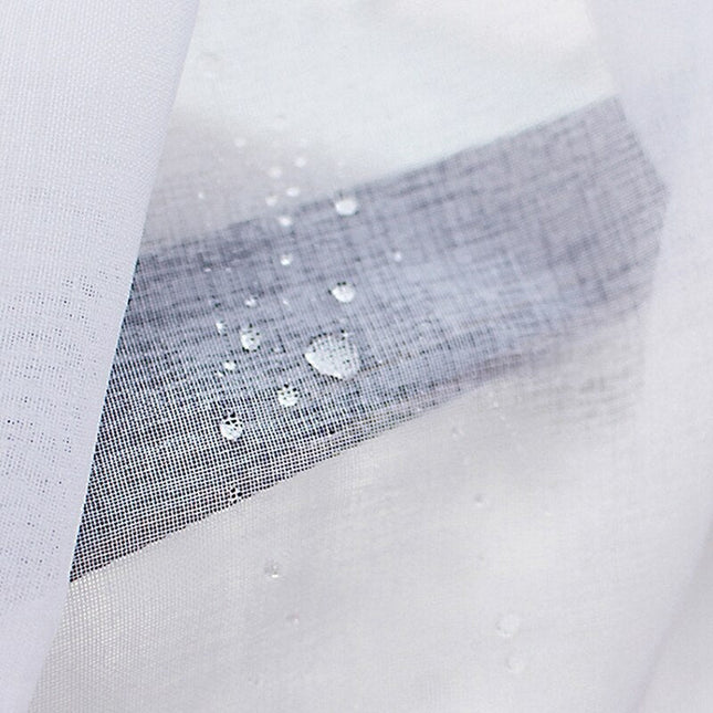 Kevyt valkoinen ulkoverho pergolaan