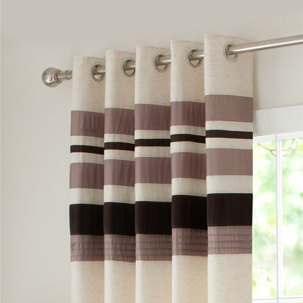 Moderni raidallinen verho renkailla