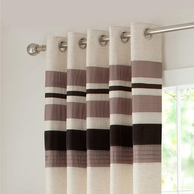 Moderni raidallinen verho renkailla