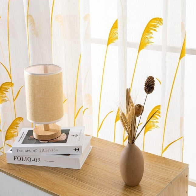 Valoverho kirjaillulla heinäkuviolla