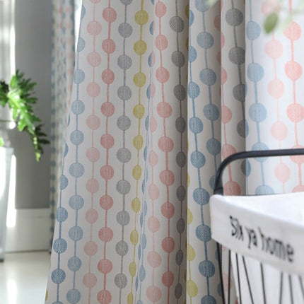 Vaaleanpunainen pilkullinen verho lastenhuoneeseen