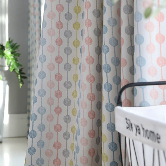 Vaaleanpunainen pilkullinen verho lastenhuoneeseen