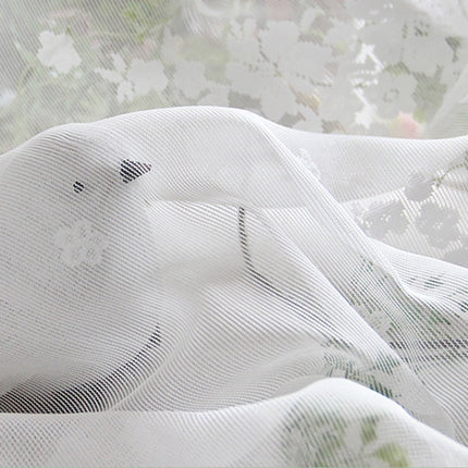 Valkoinen valoverho burnout-kukkakuviolla