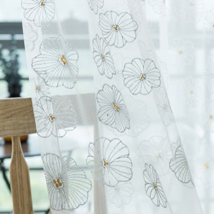 Kirjailtu kukkakuvioinen valoverho