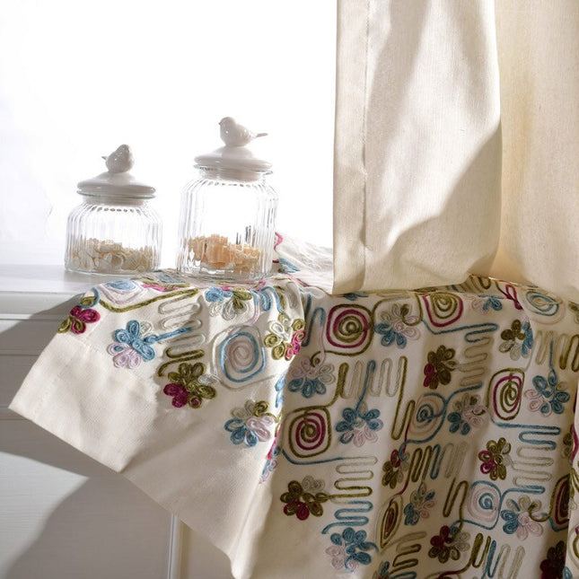 Kirjailtu verho värikkäällä alareunuksella