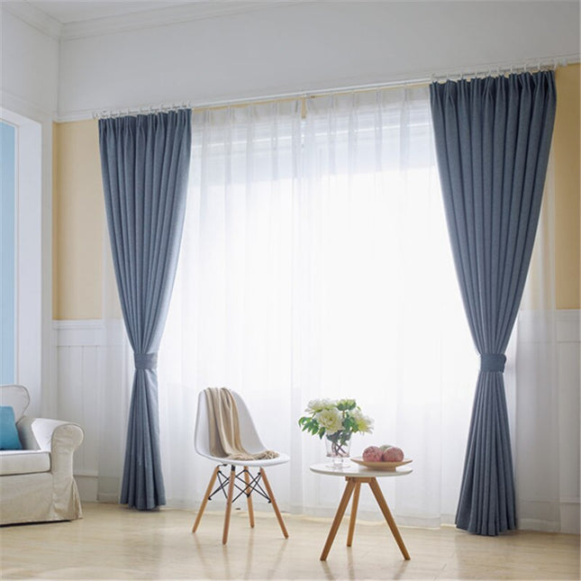 Yksivärinen valkoinen ohut verho olohuoneeseen