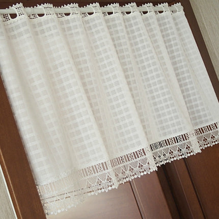 Ruudullinen valoverho pitsireunuksella keittiöön