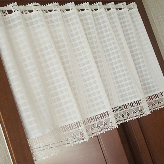 Ruudullinen valoverho pitsireunuksella keittiöön