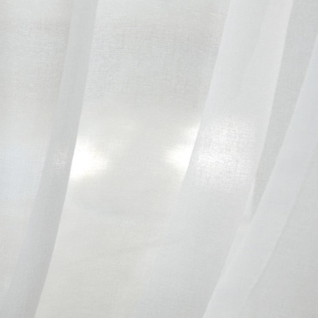 Yksivärinen valkoinen ohut verho olohuoneeseen