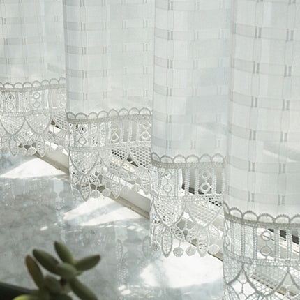 Ruudullinen valoverho pitsireunuksella keittiöön