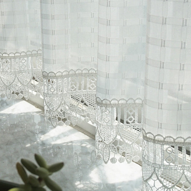 Ruudullinen valoverho pitsireunuksella keittiöön