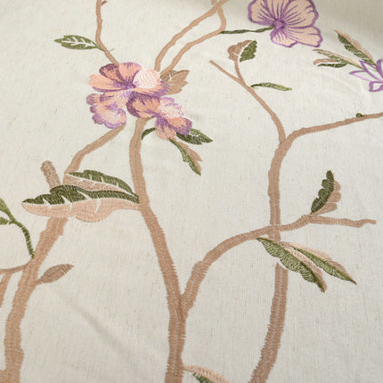 Kirjailtu verho kukkivilla oksilla