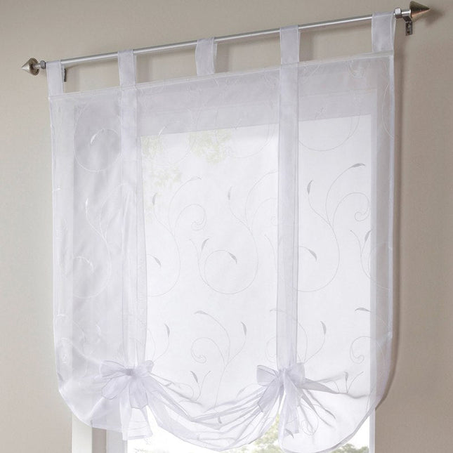 Valkoinen nostoverho punaisella kirjailulla