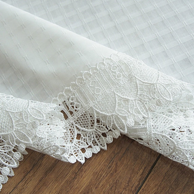 Ruudullinen valoverho pitsireunuksella keittiöön