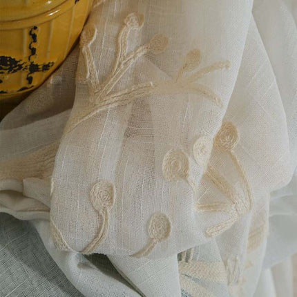 Pellavannäköinen kirjailtu valoverho olohuoneeseen