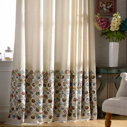 Kirjailtu verho värikkäällä alareunuksella