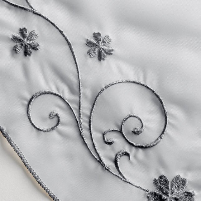 Kirjailtu laskostyylinen kappaverho keittiöön