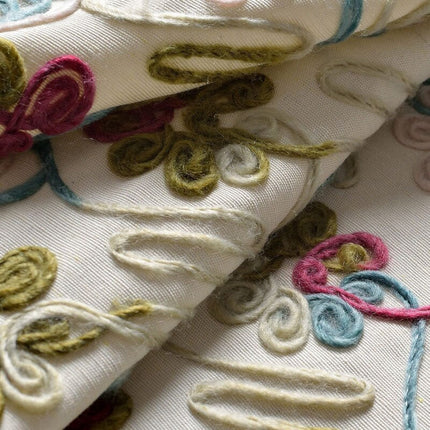 Kirjailtu verho värikkäällä alareunuksella