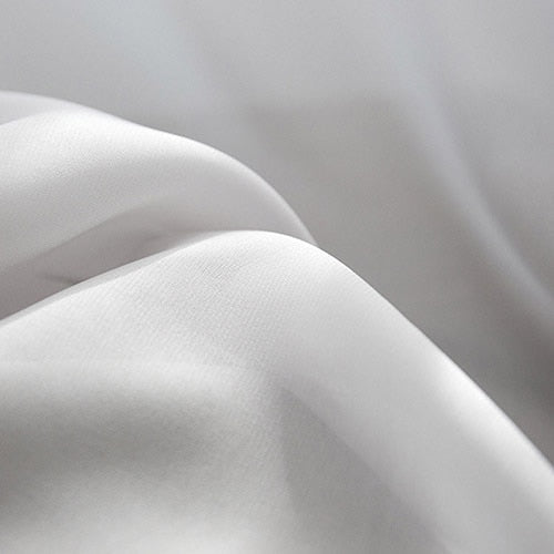 Yksivärinen vaalea läpikuultava valkoverho