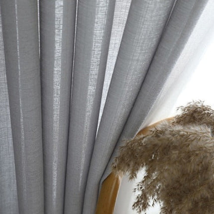 Strukturoitu valkoinen valoverho olohuoneeseen